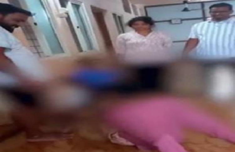 BIG NEWS : ಬುದ್ಧಿಮಾಂದ್ಯ ಮಕ್ಕಳ ಮೇಲೆ ಖಾರದ ಪುಡಿ ಎರಚಿ ಹಲ್ಲೇ ಕೇಸ್ : ಶಿಕ್ಷಕ ದಂಪತಿ ಸೇರಿ ನಾಲ್ವರು ಪೊಲೀಸ್ ವಶಕ್ಕೆ