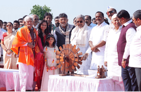 BIG NEWS : ಜಗತ್ತಿನ 2ನೇ ಅತೀ ದೊಡ್ಡ ‘ಖಾದಿ ತ್ರಿವರ್ಣ ಧ್ವಜ’ ಅನಾವರಣಗೊಳಿಸಿದ ಸಿಎಂ ಸಿದ್ದರಾಮಯ್ಯ