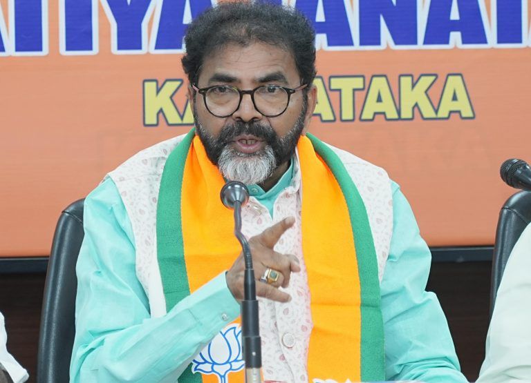 ಕಾಂಗ್ರೆಸ್ ಪಕ್ಷದಲ್ಲಿ ನಾಲಿಗೆ ಹರಿಬಿಡುವುದರಲ್ಲಿ ಸಚಿವ ಪ್ರಿಯಾಂಕ್ ಖರ್ಗೆ ನಂ.1: ಛಲವಾದಿ ನಾರಾಯಣಸ್ವಾಮಿ