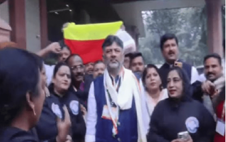 BREAKING : ದೆಹಲಿಯಲ್ಲೂ ಡಿಕೆಶಿ ಹವಾ : ನೆಕ್ಸ್ಟ್ ‘CM’ ಡಿಕೆ ಶಿವಕುಮಾರ್ ಗೆ ಜೈ ಎಂದು ಘೋಷಣೆ ಕೂಗಿದ ಅಭಿಮಾನಿಗಳು