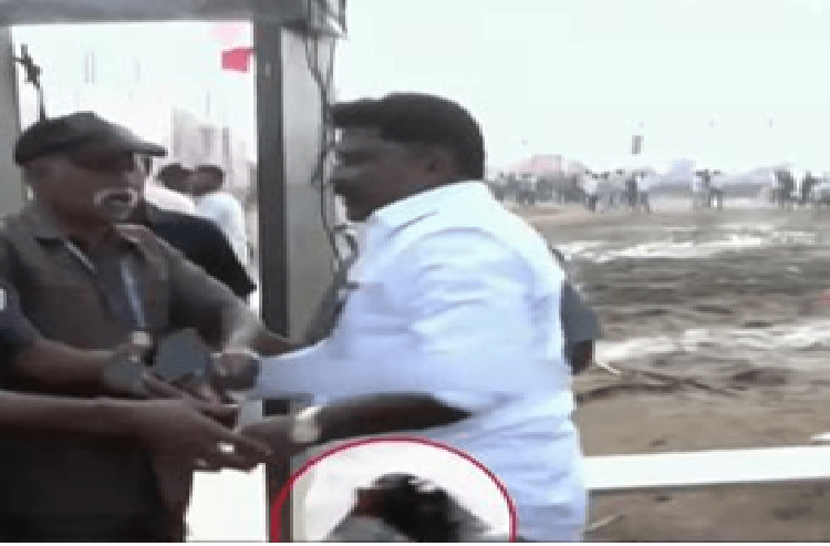 BREAKING : ನಟ ವಿಜಯ್ ರ್ಯಾಲಿ ವೇಳೆ ಬಾರಿ ಭದ್ರತಾ ಲೋಪ : ಗನ್ ಇಟ್ಕೊಂಡು ರ್ಯಾಲಿಯತ್ತ ನುಗ್ಗಲೆತ್ನಿಸಿದ ವ್ಯಕ್ತಿ ಅರೆಸ್ಟ್!