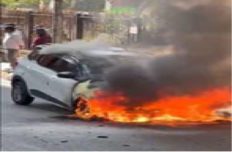 BREAKING : ಬೆಂಗಳೂರಿನ ಮೆಟ್ರೋ ನಿಲ್ದಾಣದ ಬಳಿ ಭೀಕರ ಅಗ್ನಿ ದುರಂತ : ನಡುರಸ್ತೆಯಲ್ಲೇ ಸುಟ್ಟು ಭಸ್ಮವಾದ ಕಾರು!