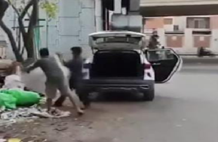 ಬೆಂಗಳೂರಲ್ಲಿ ಕಾರಿನಲ್ಲಿ ಬಂದು ಕಸ ಸುರಿದು ಹೋದ ವ್ಯಕ್ತಿಗೆ ಬಿತ್ತು 5 ಸಾವಿರ ದಂಡ : ಕಿರಣ್ ಮಜುಂದಾರ್ ಶಾ ಆಕ್ರೋಶ!