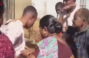 ಹುಬ್ಬಳ್ಳಿಯಲ್ಲಿ ಮಹಿಳೆಗೆ ಕಿರುಕುಳ ನೀಡುತ್ತಿದ್ದ ಕಾಮುಕನನ್ನು ಮರಕ್ಕೆ ಕಟ್ಟಿಹಾಕಿ ಥಳಿತ