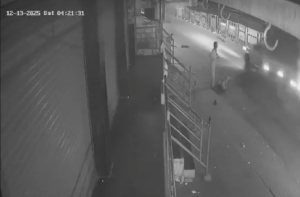 SHOCKING : ಬೆಂಗಳೂರಲ್ಲಿ ವ್ಯಕ್ತಿ ‘ಹೃದಯಾಘಾತದಿಂದ’ ರಸ್ತೆಯಲ್ಲಿ ಬಿದ್ದು ನರಳಾಡಿದರು ಸಹಾಯಕ್ಕೆ ಬಾರದ ಜನ | Video Viral