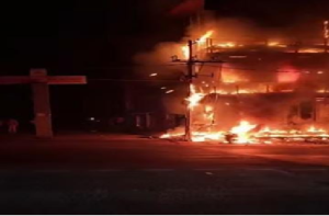 BREAKING : ವಿಜಯಪುರದಲ್ಲಿ ಶಾರ್ಟ್ ಸರ್ಕ್ಯೂಟ್ ನಿಂದ ಹೊತ್ತಿ ಉರಿದ ಹೋಟೆಲ್ : ಸಿಬ್ಬಂದಿಗಳ ರಕ್ಷಣೆ, ಲಕ್ಷಾಂತರ ರೂ.ಹಾನಿ!