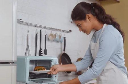 ALERT : ಮಹಿಳೆಯರೇ ಎಚ್ಚರ : `ಮೈಕ್ರೋ ಓವನ್’ ನಲ್ಲಿ ಬಿಸಿ ಮಾಡಿದ ಆಹಾರ ತಿನ್ನುವುದರಿಂದ `ಕ್ಯಾನ್ಸರ್’ ಅಪಾಯ ಹೆಚ್ಚು.!