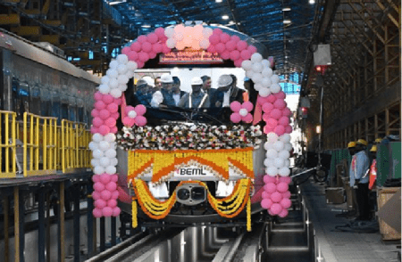 ‘ನಮ್ಮ ಮೆಟ್ರೋ’ ಪ್ರಯಾಣಿಕರಿಗೆ ಗುಡ್ ನ್ಯೂಸ್ : ಗುಲಾಬಿ ಮಾರ್ಗದ ಮೊಟ್ಟ ಮೊದಲ ‘ಚಾಲಕ ರಹಿತ’ ರೈಲು ಅನಾವರಣ