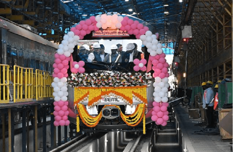 ‘ನಮ್ಮ ಮೆಟ್ರೋ’ ಪ್ರಯಾಣಿಕರಿಗೆ ಗುಡ್ ನ್ಯೂಸ್ : ಗುಲಾಬಿ ಮಾರ್ಗದ ಮೊಟ್ಟ ಮೊದಲ ‘ಚಾಲಕ ರಹಿತ’ ರೈಲು ಅನಾವರಣ
