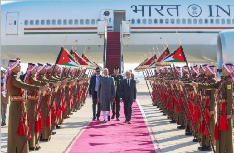 Watch Video : ಅಮ್ಮನ್ ಏರ್ಪೋರ್ಟ್’ನಲ್ಲಿ ಪ್ರಧಾನಿ ಮೋದಿ ಸ್ವಾಗತಿಸಿದ ‘ಜೋರ್ಡಾನ್ ಪ್ರಧಾನಿ’, ಅದ್ಧೂರಿ ವೆಲ್ ಕಮ್