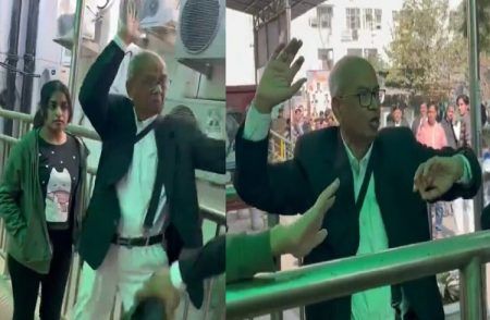 BREAKING : ಸಿಜೆಐ ಮೇಲೆ ಶೂ ಎಸೆದ ವಕೀಲ `ರಾಕೇಶ್ ಕಿಶೋರ್’ ಗೆ ಚಪ್ಪಲಿಯೇಟು : ವಿಡಿಯೋ ವೈರಲ್ | WATCH VIDEO