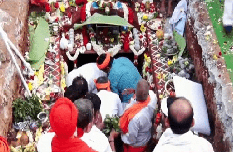 BREAKING : ಪತ್ನಿಯ ಸಮಾಧಿ ಪಕ್ಕದಲ್ಲೇ ಚಿರನಿದ್ರೆಗೆ ಜಾರಿದ ಶಾಮನೂರು ಶಿವಶಂಕರಪ್ಪ : ‘ಅಜಾತಶತ್ರು’ ಇನ್ನು ನೆನಪು ಮಾತ್ರ