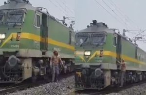 VIDEO : ಉ. ಪ್ರದೇಶದಲ್ಲಿ ‘ಸಿಗರೇಟ್’ ಖರೀದಿಸಲು ರೈಲು ನಿಲ್ಲಿಸಿದ ಲೋಕೋ ಪೈಲಟ್, ವಿಡಿಯೋ ವೈರಲ್