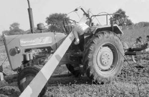 ALERT : ಹೊಲದಲ್ಲಿ ಉಳುಮೆ ಮಾಡುವಾಗ ಎಚ್ಚರ : ಟ್ರ್ಯಾಕ್ಟರ್ ಮೇಲೆ ವಿದ್ಯುತ್ ಕಂಬ ಬಿದ್ದು ಚಾಲಕ ಸ್ಥಳದಲ್ಲೇ ಸಾವು.!