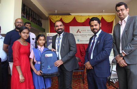 ಬೆಂಗಳೂರಲ್ಲಿ ‘ಆಕ್ಸಿಸ್ ಮ್ಯಾಕ್ಸ್ ಲೈಫ್ ಸಂಸ್ಥೆ’ ಸಹಯೋಗದಲ್ಲಿ ‘ಶಿಲ್ಪಾ ಫೌಂಡೇಶನ್’ನಿಂದ ಸರ್ಕಾರಿ ಶಾಲಾ ಮಕ್ಕಳಿಗೆ ‘ಉಚಿತ ಬ್ಯಾಗ್’ ವಿತರಣೆ