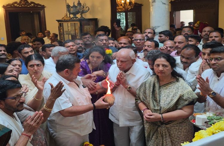 BREAKING : `ಶಾಮನೂರು ಶಿವಶಂಕರಪ್ಪ’ ಪಾರ್ಥಿವ ಶರೀರದ ಅಂತಿಮ ದರ್ಶನ ಪಡೆದ ಮಾಜಿ ಸಿಎಂ ಬಿ.ಎಸ್. ಯಡಿಯೂರಪ್ಪ