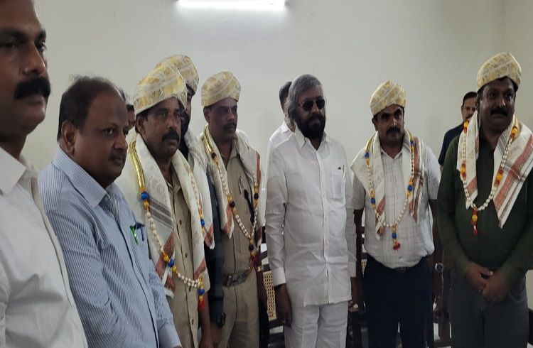 ಶಿವನಸಮುದ್ರ ನಾಲೆಯಿಂದ ಆನೆ ರಕ್ಷಿಸಿದ ಸಿಬ್ಬಂದಿ ಸನ್ಮಾನಿಸಿದ ಸಚಿವ ಈಶ್ವರ ಖಂಡ್ರೆ