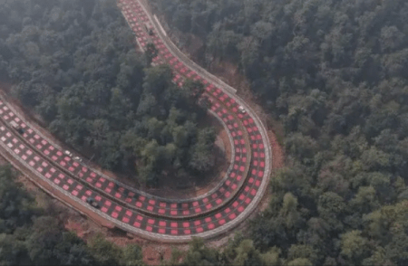 ಅರಣ್ಯ ಹೆದ್ದಾರಿಯಲ್ಲಿ ವನ್ಯಜೀವಿಗಳನ್ನು ರಕ್ಷಿಸಲು ದಪ್ಪ ಕೆಂಪು ರಸ್ತೆ ಗುರುತುಗಳನ್ನು ಪರೀಕ್ಷಿಸಿದ NHAI