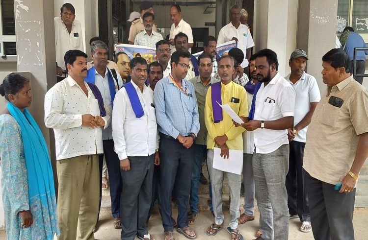 ಪರಿಶಿಷ್ಟ ಜಾತಿ ಪ್ರಮಾಣ ಪತ್ರ ಪಡೆಯಲು ನ್ಯಾಯಾಲಯದ ಪ್ರಮಾಣ ಪತ್ರ: ದಸಂಸ ಪದಾಧಿಕಾರಿಗಳಿಂದ ಪ್ರತಿಭಟನೆ