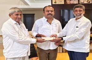 ಮದ್ದೂರು ಕಾಂಗ್ರೆಸ್ ಭವನ ನಿರ್ಮಾಣಕ್ಕೆ 1 ಲಕ್ಷ ರೂ ದೇಣಿಗೆ ನೀಡಿದ ಜಿ.ಪಂ ಮಾಜಿ ಅಧ್ಯಕ್ಷ ಸುರೇಶ್ ಕಂಠಿ