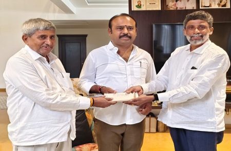 ಮದ್ದೂರು ಕಾಂಗ್ರೆಸ್ ಭವನ ನಿರ್ಮಾಣಕ್ಕೆ 1 ಲಕ್ಷ ರೂ ದೇಣಿಗೆ ನೀಡಿದ ಜಿ.ಪಂ ಮಾಜಿ ಅಧ್ಯಕ್ಷ ಸುರೇಶ್ ಕಂಠಿ