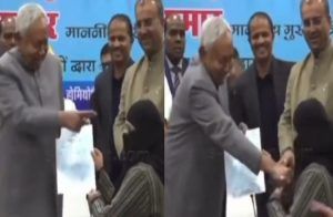 BIG NEWS : ವೇದಿಕೆಯ ಮೇಲೆ ಮಹಿಳಾ ವೈದ್ಯೆಯ ಹಿಜಾಬ್ ಎಳೆದ ಸಿಎಂ ‘ನಿತೀಶ್ ಕುಮಾರ್’ : ವಿಡಿಯೋ ವೈರಲ್ | WATCH VIDEO