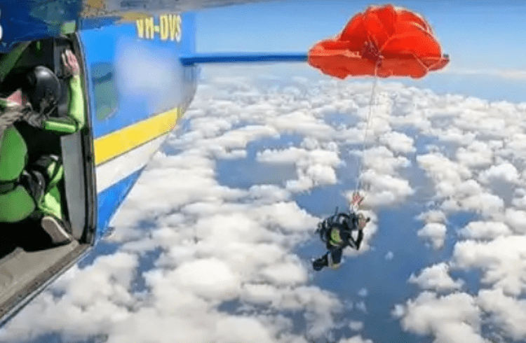 Watch video: 15,000 ಅಡಿ ಎತ್ತರದಲ್ಲಿ ಪ್ಯಾರಾಚೂಟ್ ಜಾಮ್! ಪ್ರಾಣ ಉಳಿಸಿಕೊಳ್ಳಲು ಸ್ಕೈಡೈವರ್ನ ಭಯಾನಕ ಹೋರಾಟ!