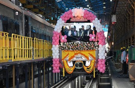 ಬೆಂಗಳೂರು ಜನತೆಗೆ ಮತ್ತೊಂದು ಗುಡ್ ನ್ಯೂಸ್: ‘ಗುಲಾಬಿ ಮಾರ್ಗ’ದ ಮೊದಲ ಚಾಲಕರಹಿತ ರೈಲು ಅನಾವರಣ