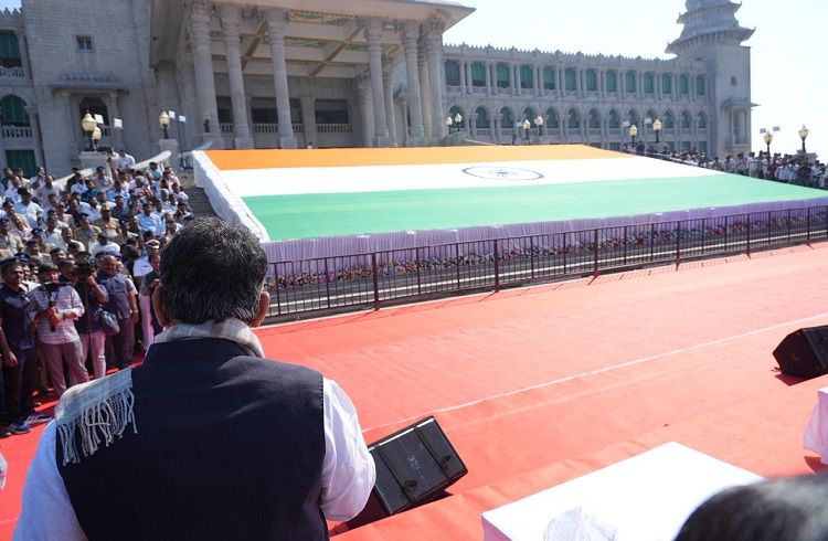 ಸುವರ್ಣಸೌಧದಲ್ಲಿ ಬೃಹತ್ ತ್ರಿವರ್ಣ ಧ್ವಜ; ಮುಂದಿನ ಪೀಳಿಗೆಗೆ ದೇಶ ಭಕ್ತಿಯ ಸಂದೇಶ ರವಾನಿಸುವ ಕೆಲಸ: ಡಿಸಿಎಂ ಡಿ.ಕೆ. ಶಿವಕುಮಾರ್