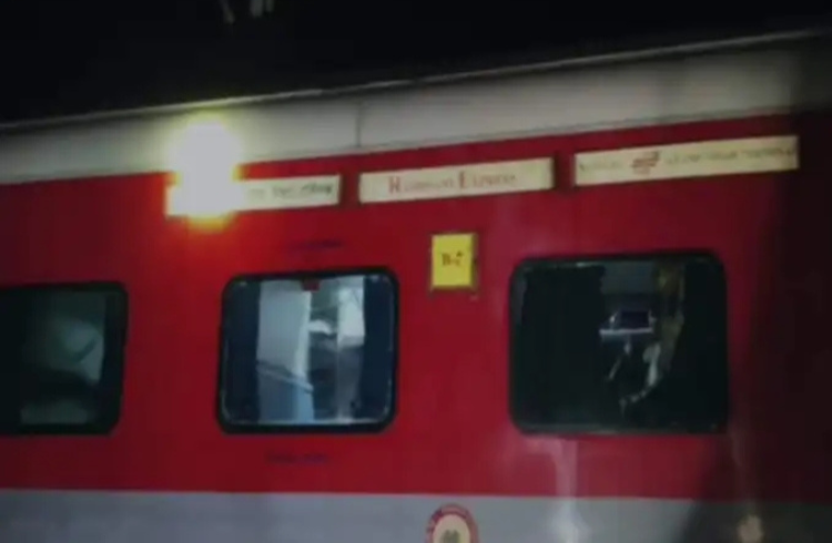 BREAKING: ಅಸ್ಸಾಂನಲ್ಲಿ ರಾಜಧಾನಿ ಎಕ್ಸ್ ಪ್ರೆಸ್ ಗೆ ಡಿಕ್ಕಿ ಹೊಡೆದು 7 ಆನೆಗಳು ಸಾವು, ಹಳಿ ತಪ್ಪಿದ ಐದು ಬೋಗಿಗಳು