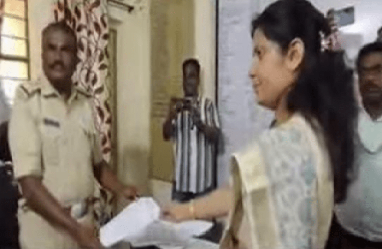 BREAKING : ಕಾಂಗ್ರೆಸ್ ಮುಖಂಡ ರಾಜೀವ್ ಗೌಡನ ವಿರುದ್ಧ ದೂರು ನೀಡಿದ ಪೌರಾಯುಕ್ತೆ ಅಮೃತಾಗೌಡ