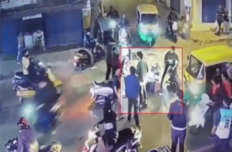 ಬೆಂಗಳೂರಲ್ಲಿ ಬೈಕ್ ಅಡ್ಡ ಬಂದಿದ್ದಕ್ಕೆ ಡೆಲಿವರಿ ಬಾಯ್ ಮೇಲೆ ಸವಾರರಿಂದ ಹಲ್ಲೆ : ಪುಂಡರಿಗೆ ಧರ್ಮದೇಟು ನೀಡಿದ ಸ್ಥಳೀಯರು
