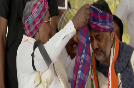 ಡಿಸಿಎಂ ಡಿಕೆ ಶಿವಕುಮಾರ್ ತಲೆಗೆ ಸ್ವತಃ ಟವೆಲ್ ಕಟ್ಟಿದ ಸಿಎಂ ಸಿದ್ದರಾಮಯ್ಯ : ಇದು ಅಧಿಕಾರ ಹಸ್ತಾಂತರದ ಮುನ್ಸೂಚನೆನಾ?