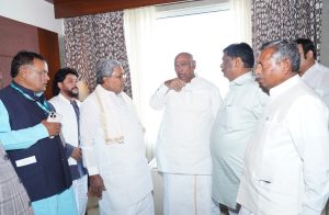 ಹುಬ್ಬಳ್ಳಿಯಲ್ಲಿ ಬಡವರಿಗೆ ಮನೆ ಹಸ್ತಾಂತರಕ್ಕೆ ಸಿಎಂ ಸಿದ್ಧರಾಮಯ್ಯ, ಎಐಸಿಸಿ ಅಧ್ಯಕ್ಷ ಖರ್ಗೆ ಚಾಲನೆ