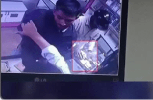 BREAKING : ಬೆಂಗಳೂರಲ್ಲಿ ಜುವೆಲ್ಲರಿ ಶಾಪ್ ಗೆ ನುಗ್ಗಿ ಚಿನ್ನಾಭರಣ ನಗದು ದರೋಡೆ : ಬಾಲಕರಿಗೆ ಹೆದರಿ ಓಡಿದ ಕಳ್ಳರು!