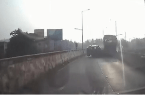 BREAKING : ಹುಬ್ಬಳ್ಳಿಯಲ್ಲಿ ಚಿಗರಿ ಬಸ್, ಕಾರು ಮುಖಾಮುಖಿ ಡಿಕ್ಕಿಯಾಗಿ ಚಾಲಕ ಸ್ಥಳದಲ್ಲೇ ಸಾವು : ದೃಶ್ಯ ವೈರಲ್!