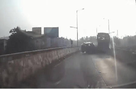 BREAKING : ಹುಬ್ಬಳ್ಳಿಯಲ್ಲಿ ಚಿಗರಿ ಬಸ್, ಕಾರು ಮುಖಾಮುಖಿ ಡಿಕ್ಕಿಯಾಗಿ ಚಾಲಕ ಸ್ಥಳದಲ್ಲೇ ಸಾವು : ದೃಶ್ಯ ವೈರಲ್!