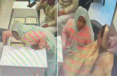 SHOCKING : ಕೇವಲ 14 ನಿಮಿಷಗಳಲ್ಲೇ 14 ಲಕ್ಷ ರೂ. ಮೌಲ್ಯದ ಚಿನ್ನಾಭರಣ ದೋಚಿದ ಕಳ್ಳಿಯರು : ಆಘಾತಕಾರಿ ವಿಡಿಯೋ | WATCH VIDEO