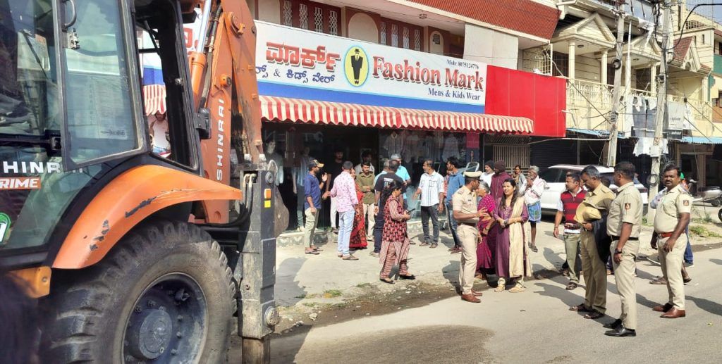 ಮಂಡ್ಯದ ಮದ್ದೂರಲ್ಲಿ ಬೆಳ್ಳಂಬೆಳಿಗ್ಗೆ ಜೆಸಿಬಿ ಘರ್ಜನೆ : ನಗರಸಭಾ ಅಧಿಕಾರಿಗಳಿಂದ ಪುಟ್ ಪಾತ್ ಒತ್ತುವರಿ ತೆರವು