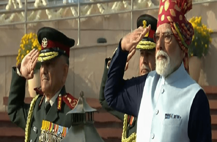 BREAKING : 77ನೇ ಗಣರಾಜ್ಯೋತ್ಸವ ಹಿನ್ನಲೆ ಯೋಧರ ಸ್ಮಾರಕಕ್ಕೆ ಪ್ರಧಾನಿ ಮೋದಿ ಭೇಟಿ ನೀಡಿ, ಪುಷ್ಪ ನಮನ ಸಲ್ಲಿಕೆ