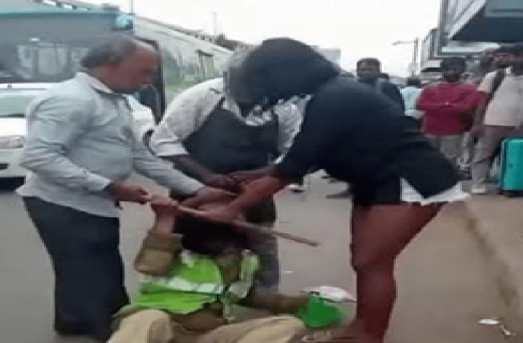 BREAKING : ಬೆಂಗಳೂರಲ್ಲಿ ಶಾರ್ಟ್ ಬಟ್ಟೆ ಧರಿಸಿ ಓಡಾಡಿದ ಯುವತಿ : ಬುದ್ಧಿವಾದ ಹೇಳಿದ ಮಹಿಳಾ ಹೋಂ ಗಾರ್ಡ್ ಮೇಲೆ ಹಲ್ಲೆ!