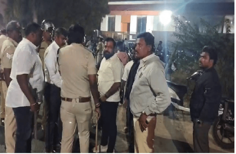 BREAKING : ಬಳ್ಳಾರಿ ಬ್ಯಾನರ್ ಗಲಾಟೆ ಕೇಸ್ ತನಿಖೆ ಚುರುಕುಗೊಳಿಸಿದ ಪೊಲೀಸರು : 40ಕ್ಕೂ ಹೆಚ್ಚು ಜನರು ವಶಕ್ಕೆ