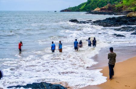 ಗೋಕರ್ಣ ಬೀಚಿನ ಸಮುದ್ರದಲ್ಲಿ ಮುಳುಗುತ್ತಿದ್ದ ಮೂವರು ಪ್ರವಾಸಿಗರನ್ನು ರಕ್ಷಣೆ
