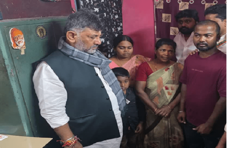 ಬಳ್ಳಾರಿ ಬ್ಯಾನರ್ ಗಲಾಟೆ ಕೇಸ್ : ಮೃತ ಕಾಂಗ್ರೆಸ್ ಕಾರ್ಯಕರ್ತ ರಾಜಶೇಖರ್ ಮನೆಗೆ ಡಿಸಿಎಂ ಡಿಕೆ ಶಿವಕುಮಾರ್ ಭೇಟಿ