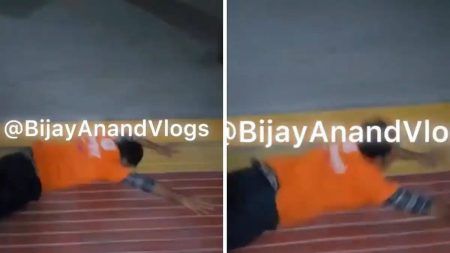 Watch Video: ರೈಲ್ವೆ ನಿಲ್ದಾಣದಲ್ಲಿ ಚಲಿಸುತ್ತಿದ್ದಾಗಲೇ ಆಹಾರ ಪೂರೈಕೆ ವೇಳೆ ಜಾರಿ ಬಿದ್ದ ಸ್ವಿಗ್ಗಿ ಬಾಯ್: ವೀಡಿಯೋ ವೈರಲ್