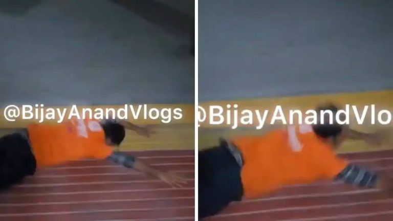 Watch Video: ರೈಲ್ವೆ ನಿಲ್ದಾಣದಲ್ಲಿ ಚಲಿಸುತ್ತಿದ್ದಾಗಲೇ ಆಹಾರ ಪೂರೈಕೆ ವೇಳೆ ಜಾರಿ ಬಿದ್ದ ಸ್ವಿಗ್ಗಿ ಬಾಯ್: ವೀಡಿಯೋ ವೈರಲ್