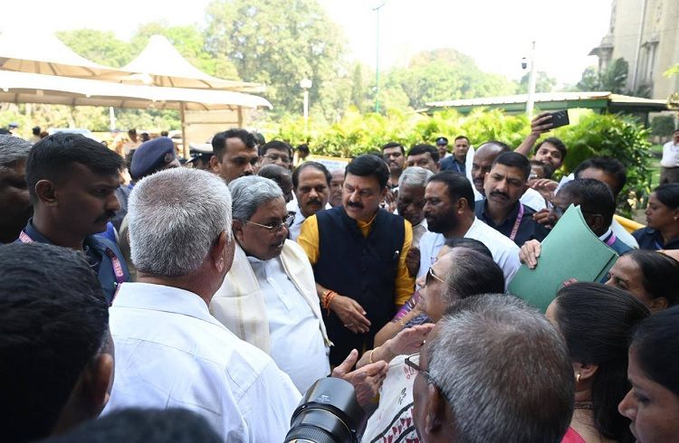 ‘ಸಾಗರ ಜಿಲ್ಲಾ ಹೋರಾಟ ಸಮಿತಿ’ಯಿಂದ ಸಿಎಂ ಸಿದ್ಧರಾಮಯ್ಯ ಭೇಟಿ: ಜಿಲ್ಲೆ ರಚನೆಗೆ ಶಾಸಕ ಬೇಳೂರು ನೇತೃತ್ವದಲ್ಲಿ ಮನವಿ