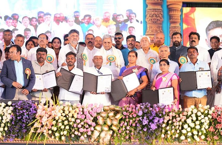 ರಾಜ್ಯ ಸರ್ಕಾರದಿಂದ 1.1 ಲಕ್ಷ ಜನರಿಗೆ ಹಕ್ಕುಪತ್ರ ವಿತರಣೆ : ಹಾವೇರಿ ಬೃಹತ್ ಸಮಾವೇಶದಲ್ಲಿ 6ನೇ ಗ್ಯಾರಂಟಿ ಸಮರ್ಪಣೆ.!