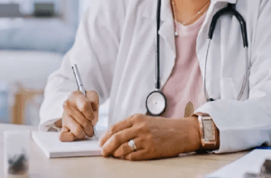 ಕಡ್ಡಾಯ ಗ್ರಾಮೀಣ ಸೇವೆಯಿಂದ ತಪ್ಪಿಸಿಕೊಂಡ 400ಕ್ಕೂ ಹೆಚ್ಚು ವೈದ್ಯ ವಿದ್ಯಾರ್ಥಿಗಳಿಗೆ ಶಾಕ್ : 15 ಲಕ್ಷ ದಂಡ ವಿಧಿಸಿದ ರಾಜ್ಯ ಸರ್ಕಾರ!