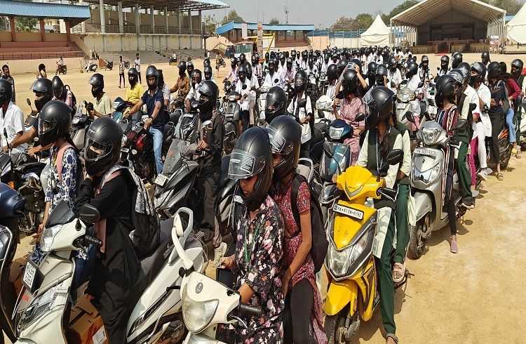 ಕಾಲೇಜು ವಿದ್ಯಾರ್ಥಿಗಳಿಗೆ ಉಚಿತ ಹೆಲ್ಮೆಟ್ ವಿತರಣೆ.!